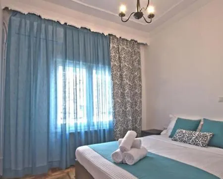 Cosy Colorful House With Private Parking